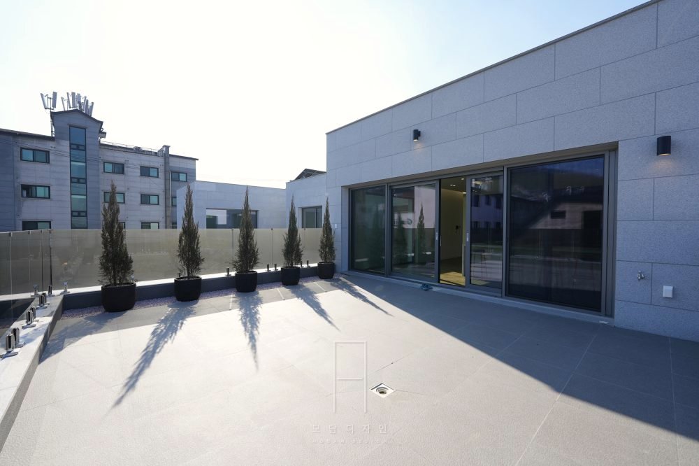 남양주 전원주택 · 블랙 & 우드 중정 · 외부 인테리어