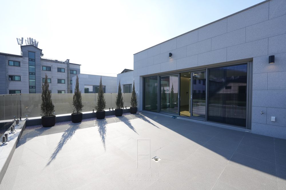 남양주 전원주택 · 블랙 & 우드 중정 · 외부 인테리어